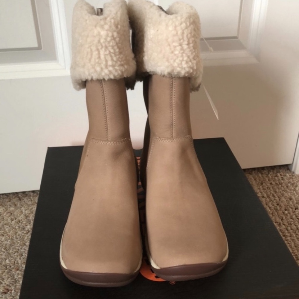 Merrell boot size 7 - Picture 2 of 6